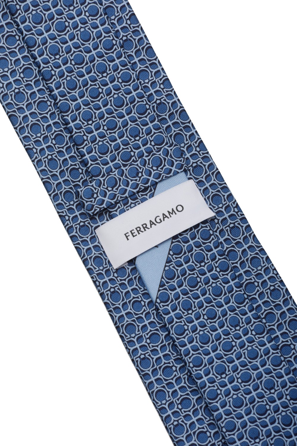 shop SALVATORE FERRAGAMO  Cravatta: Salvatore Ferragamo cravatta in seta stampa Totem.
Un mix di linee sinuose che creano figure geometriche.
Il Gancini dal profilo sottile si inserisce al centro delle figure, con posizioni irregolari per un motivo dal tocco vagamente esotico.
Larghezzo al fondo: 8 cm.
Composizione: 100% seta.
Made in Italy.. TOTEM 350949-0768552 number 8511214